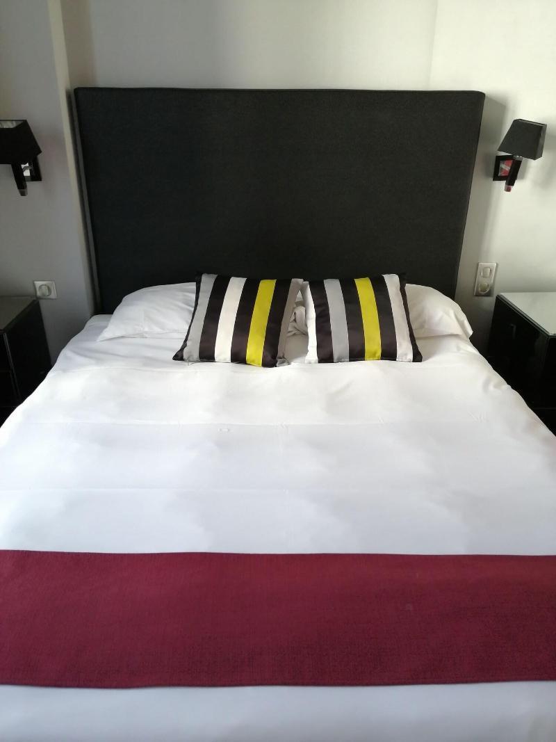 Logis Hotel Saint Martin Orleans Bagian luar foto